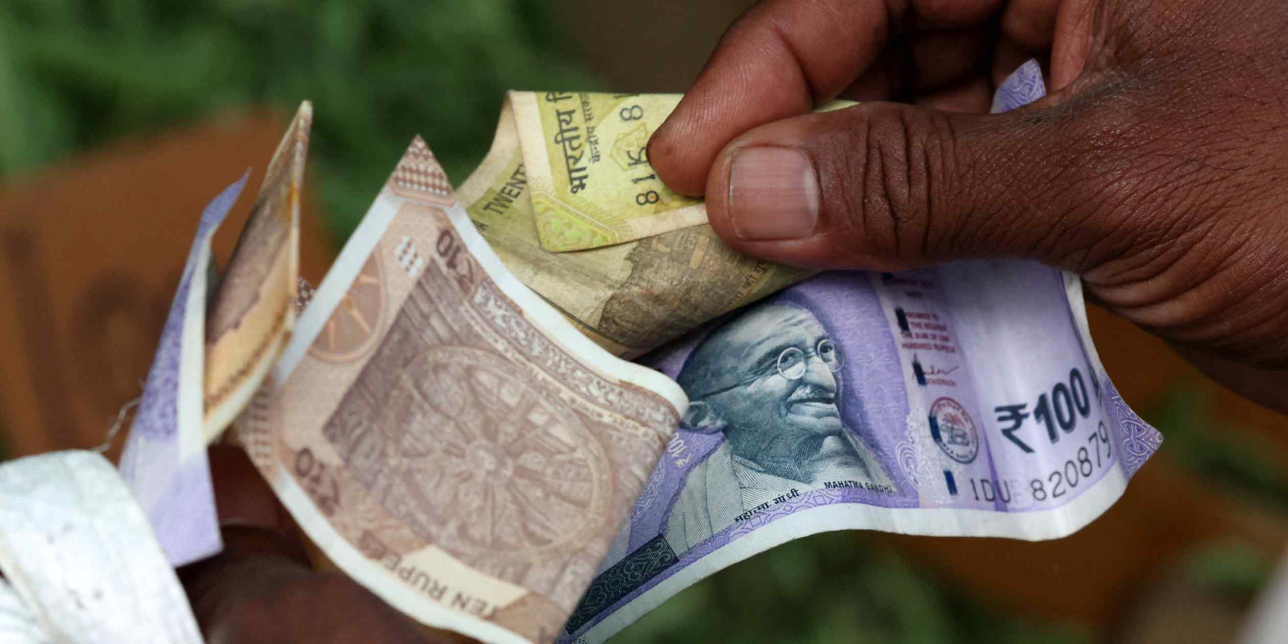 அதிரடியாக வீழ்ந்த இந்திய ரூபாயின் பெறுமதி: கச்சா எண்ணெய் விலையேற்றத்தால் பொருளாதாரத்தில் பாரிய நெருக்கடி!