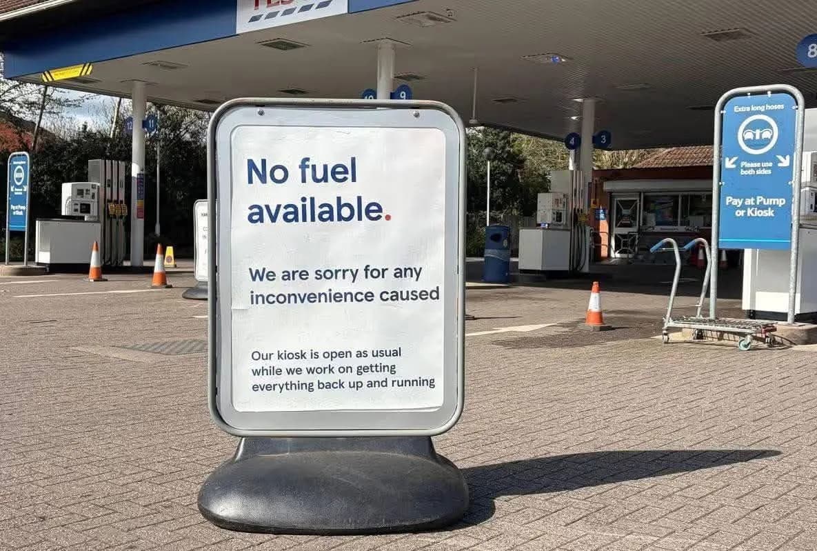 பிரித்தானியாவில் எரிபொருள் பங்கீடு? 30 லீட்டர் சேமிப்பு விதி குறித்து அரசு தீவிர ஆலோசனை!